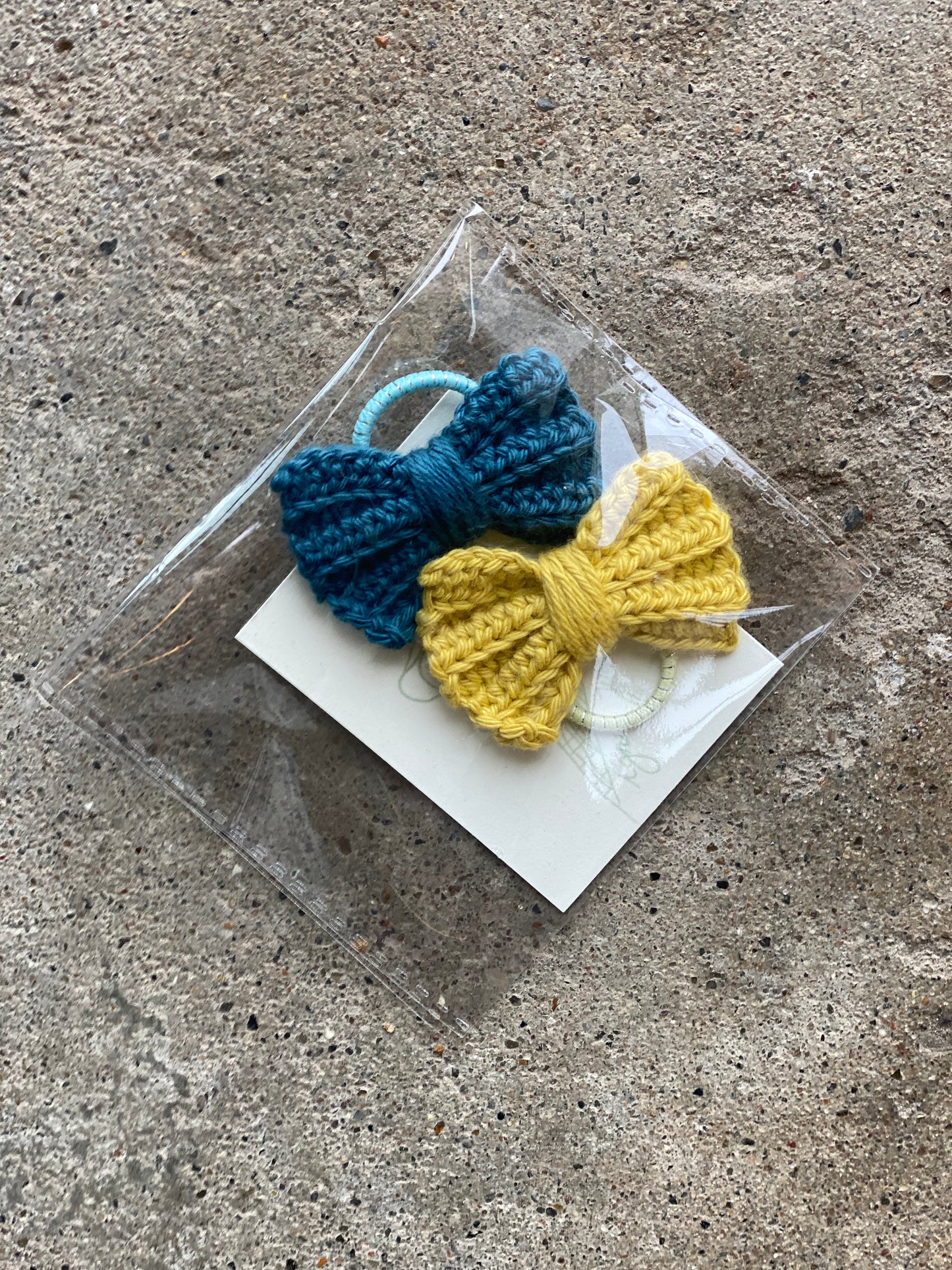 Elastik med hæklet sløjfe  - to farvet - Blå og Karry gul