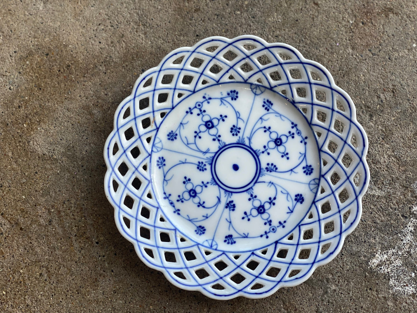 Platte med mønster i porcelænen