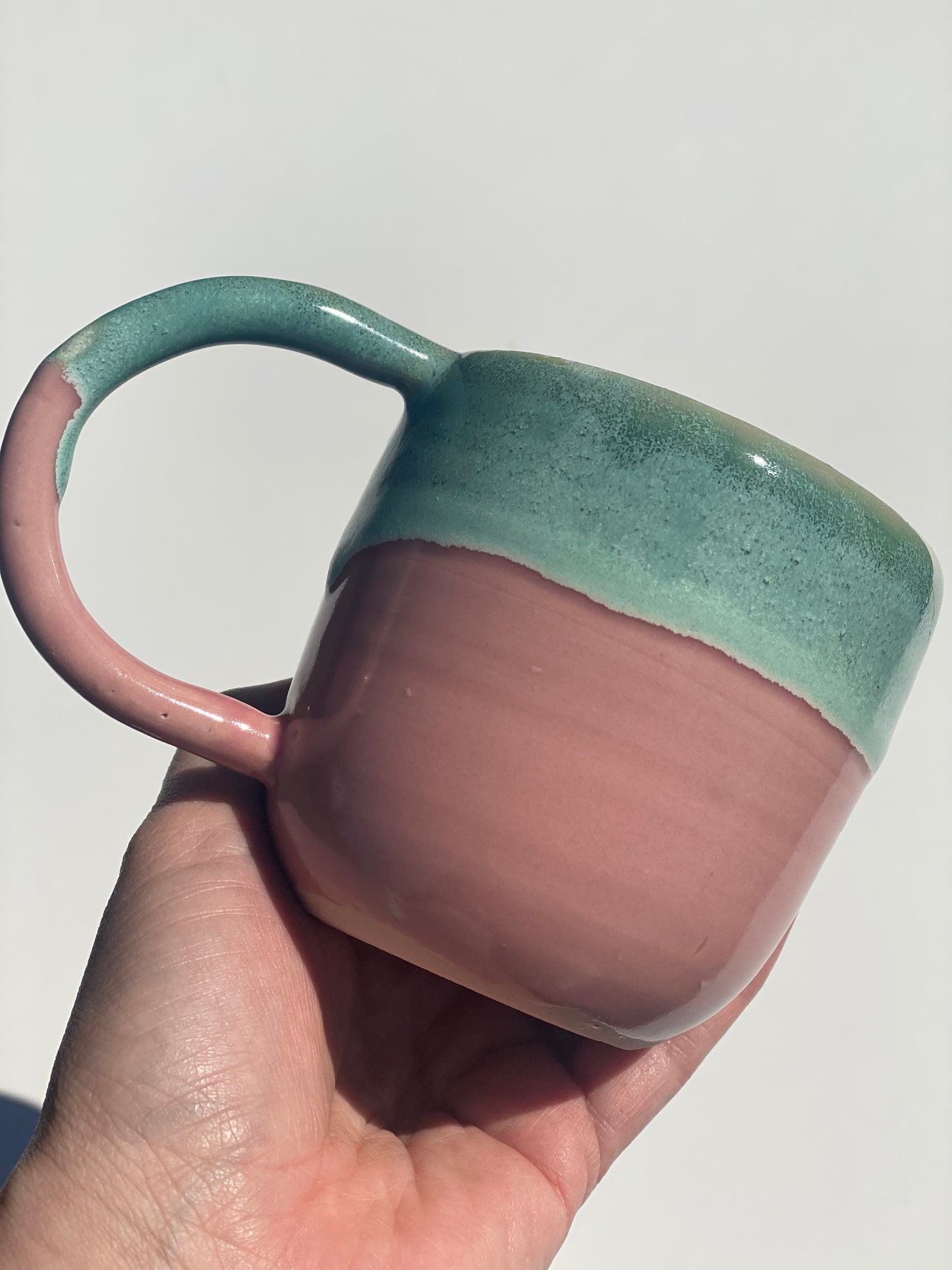 Lyserød og grøn kop med hank. KI-03